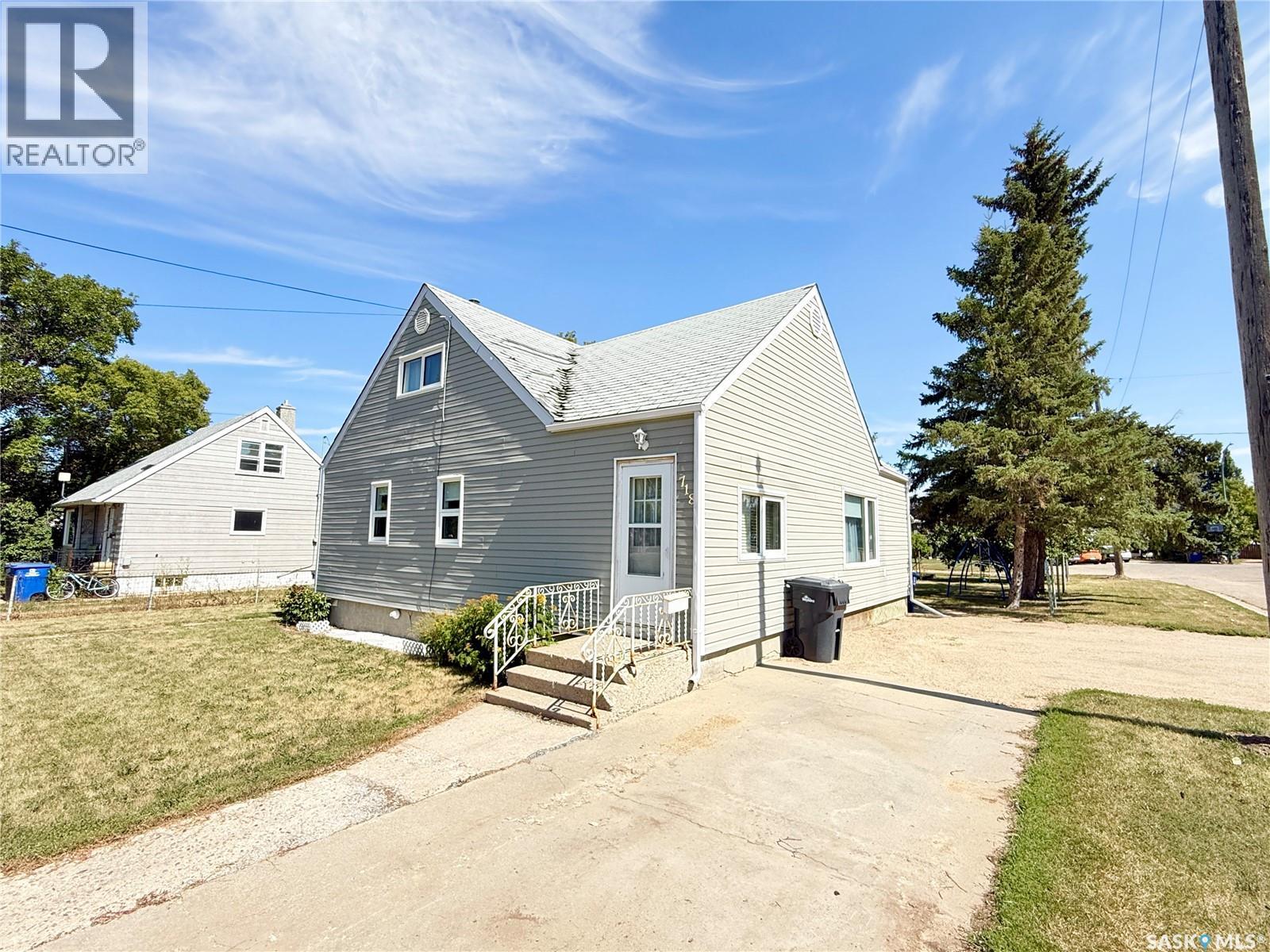 718 4th STREET S, Weyburn, Saskatchewan