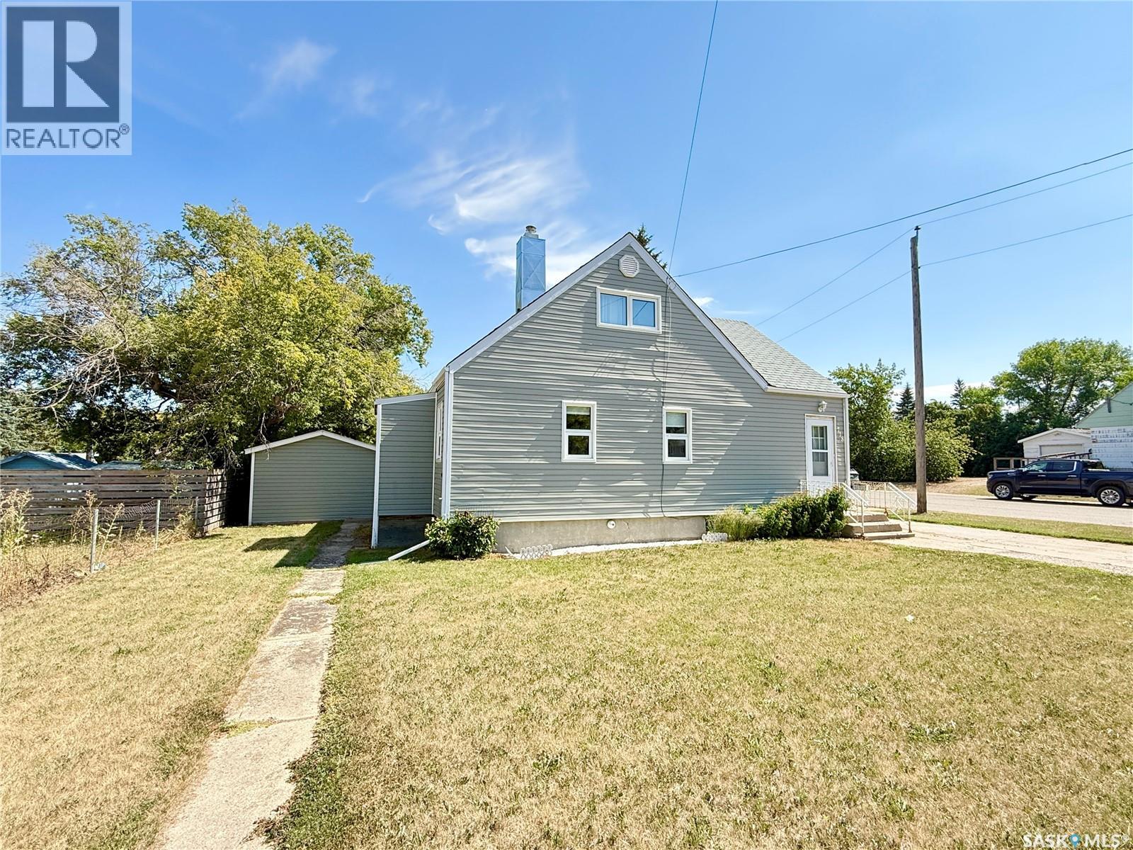 718 4th Street S, Weyburn, Saskatchewan  S4H 2G3 - Photo 2 - SK046288