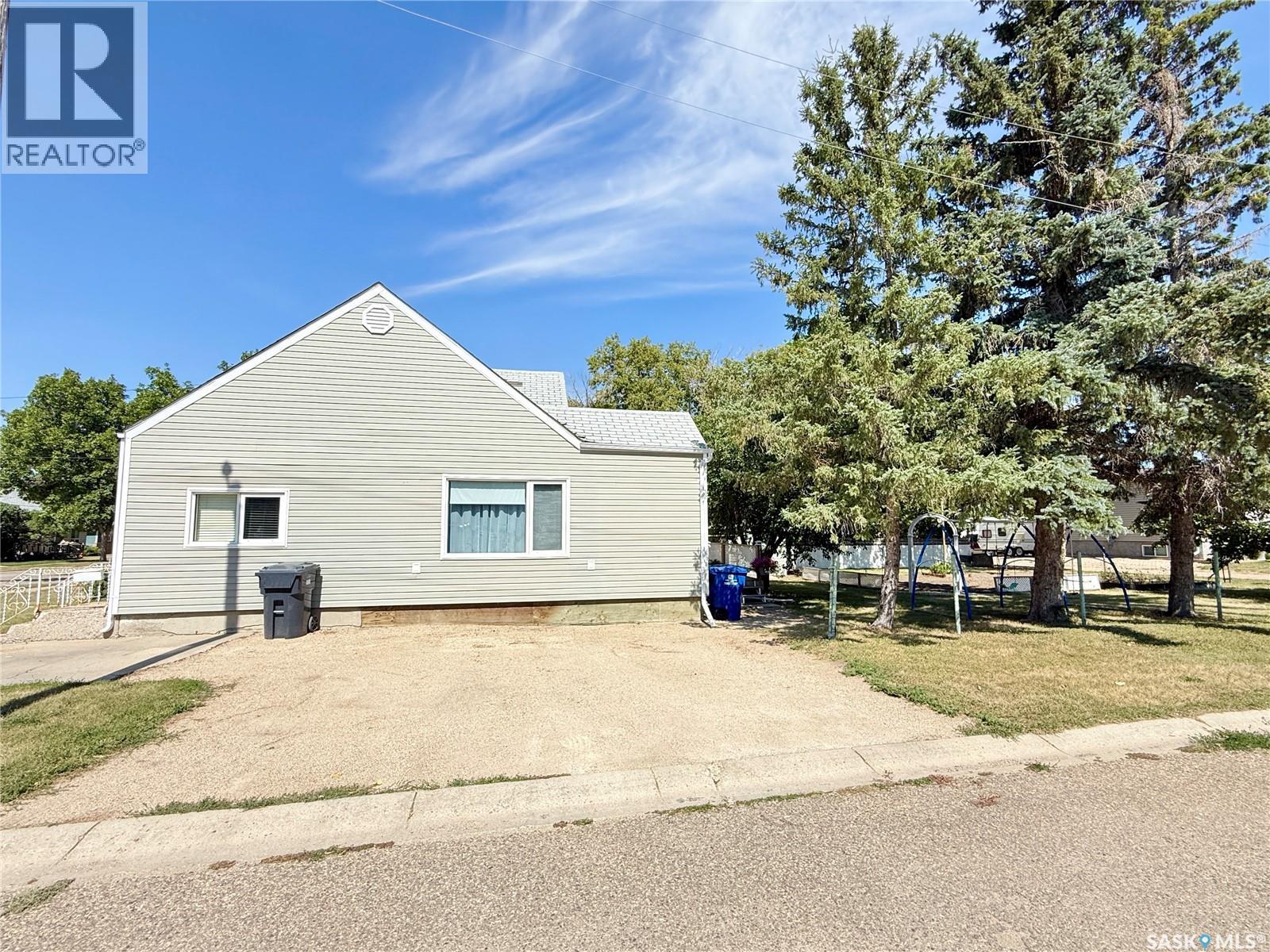 718 4th Street S, Weyburn, Saskatchewan  S4H 2G3 - Photo 3 - SK046288
