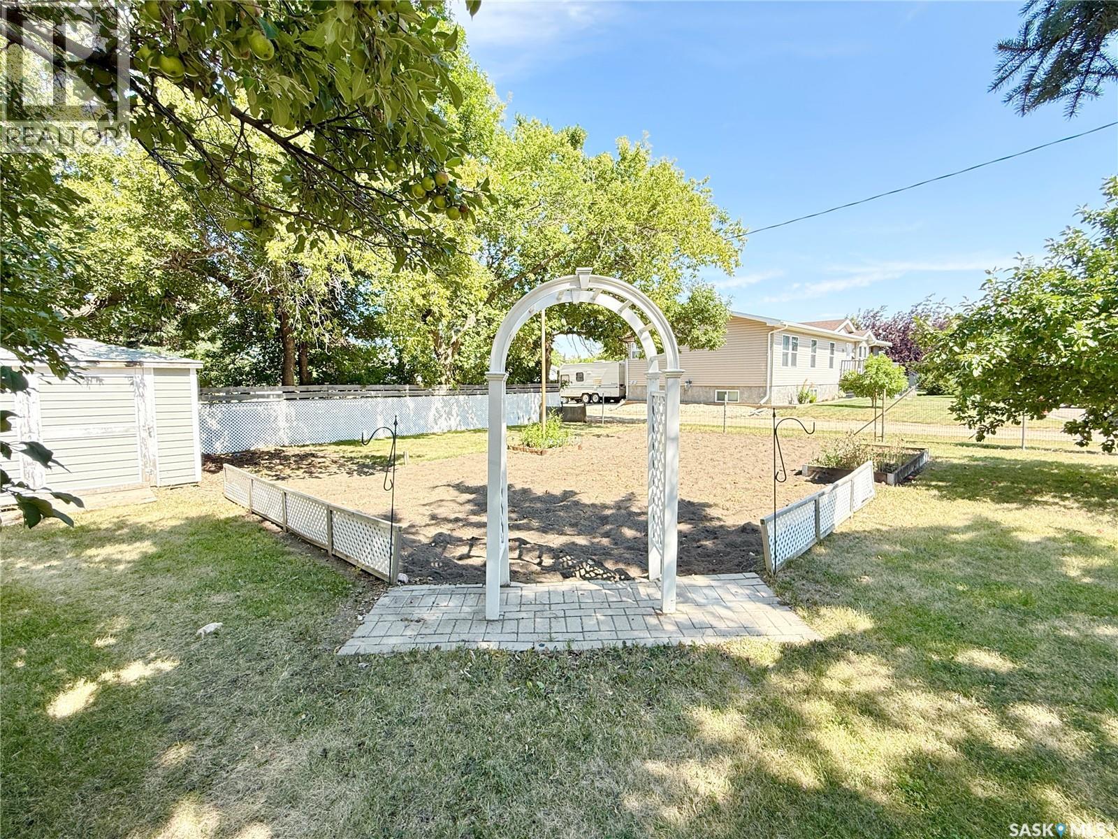718 4th Street S, Weyburn, Saskatchewan  S4H 2G3 - Photo 4 - SK046288