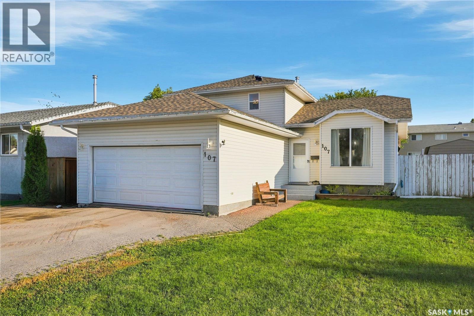 107 Hall Crescent, Saskatoon, Saskatchewan  S7L 7G7 - Photo 2 - SK046283