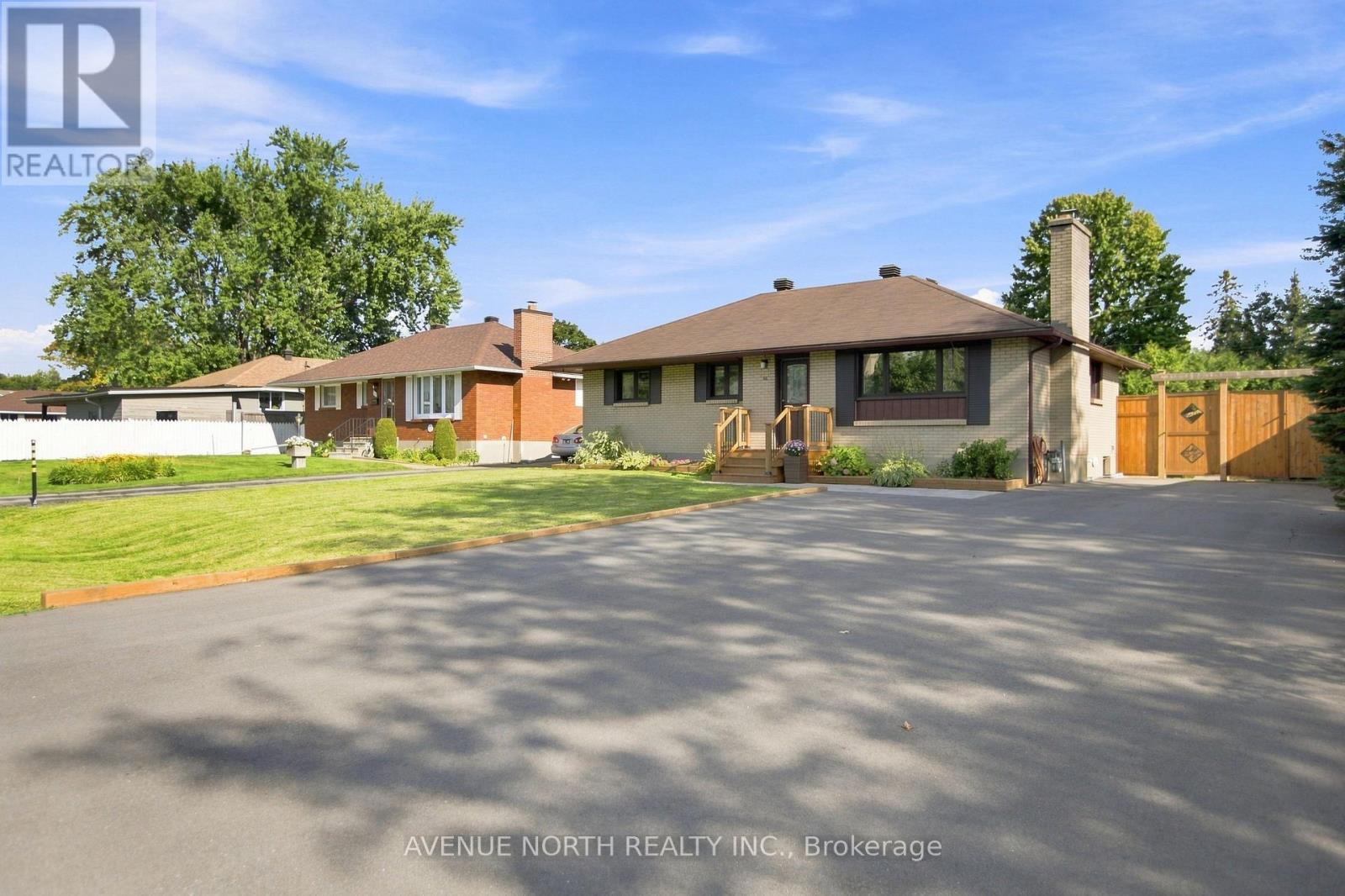 66 Epworth Avenue, Ottawa, Ontario  K2G 2M1 - Photo 2 - X13700708
