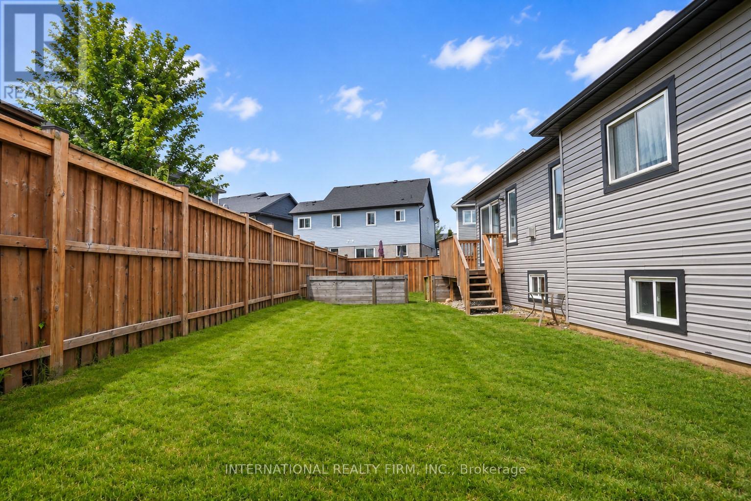3 Maple Crown Terrace, Barrie (Innis-Shore), Ontario  L4M 7H3 - Photo 8 - S13700726