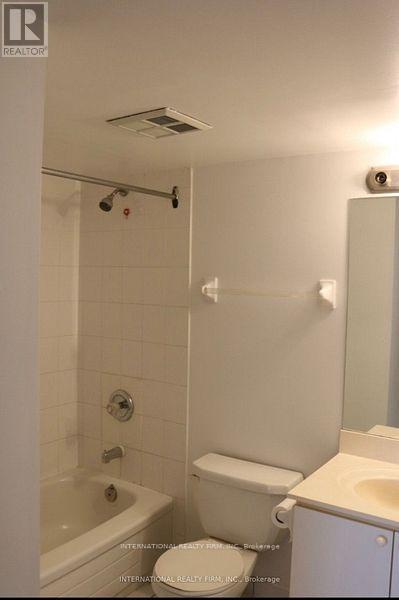 1010 - 135 Hillcrest Avenue, Mississauga, Ontario  L5B 4B1 - Photo 3 - W13700668