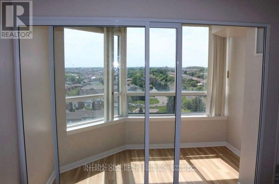 1010 - 135 Hillcrest Avenue, Mississauga, Ontario  L5B 4B1 - Photo 4 - W13700668
