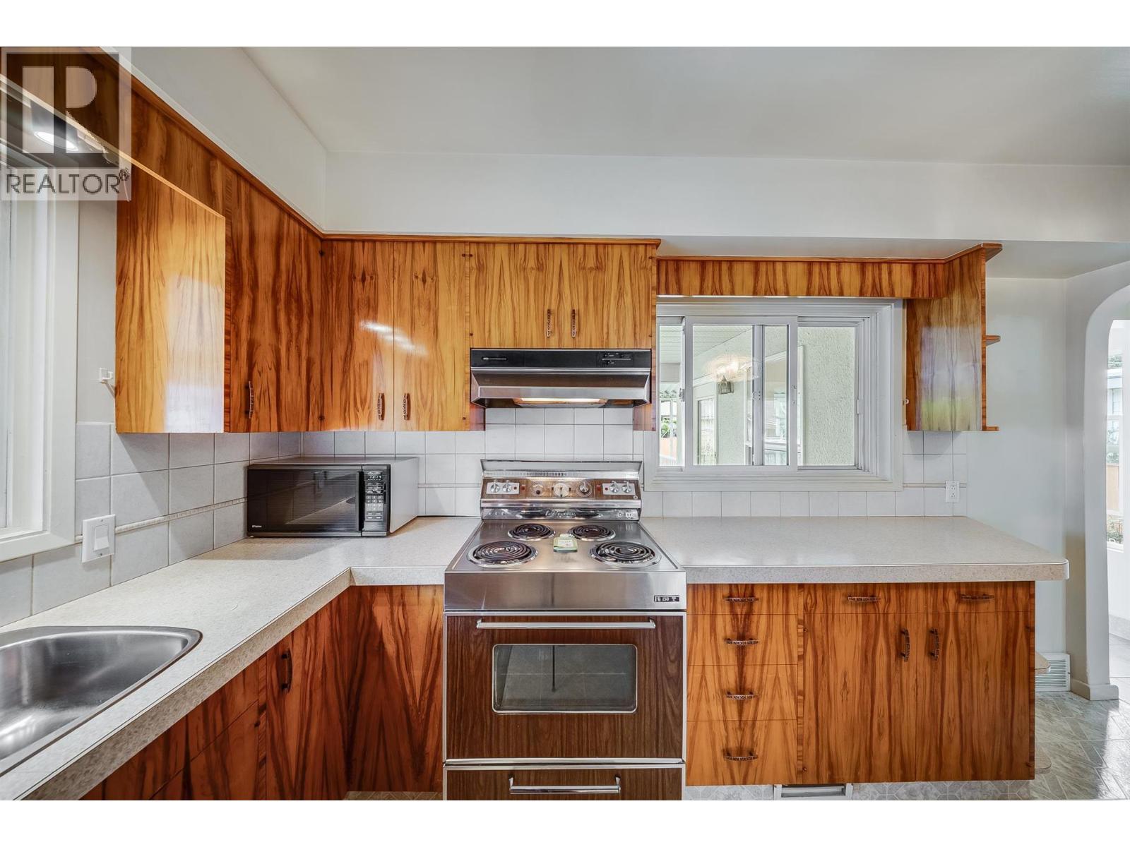 3311 Dahlia Crescent, Trail, British Columbia  V1R 2Y1 - Photo 8 - 10390517