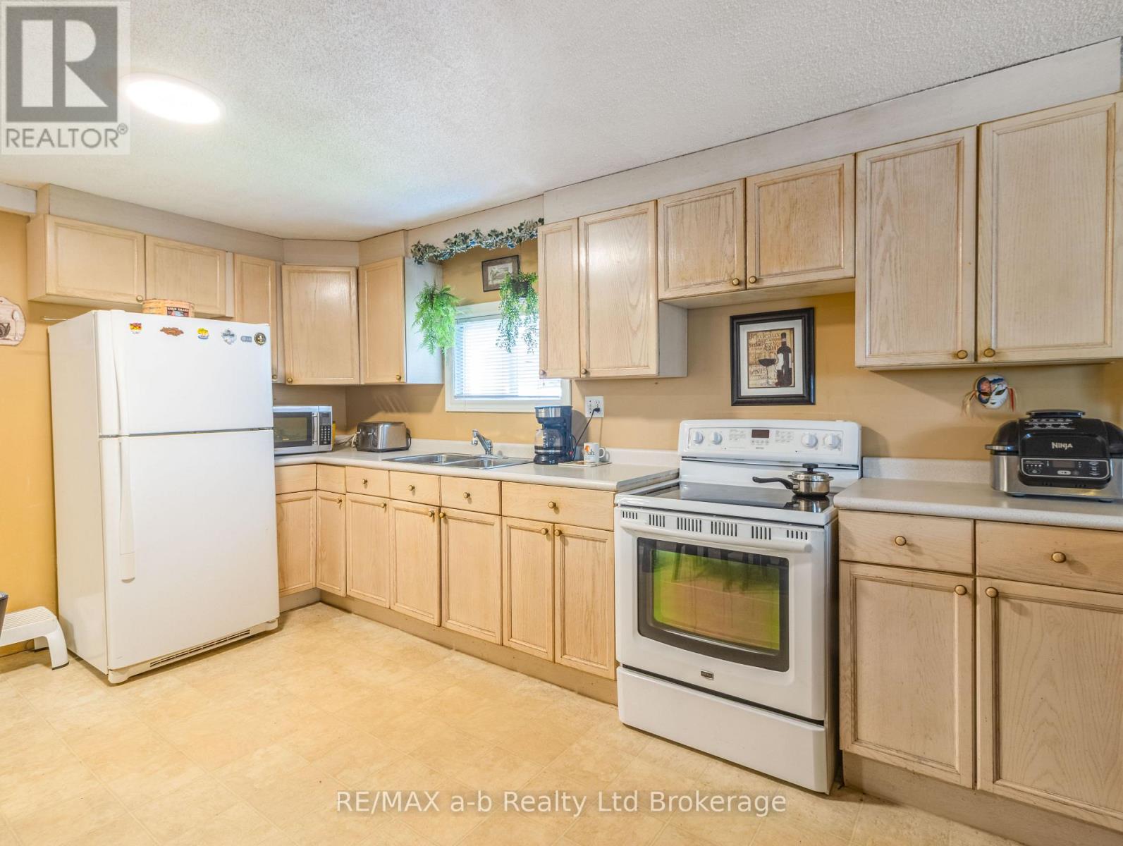 596101 Highway 59     18 Tropicana Crescent, East Zorra-Tavistock, Ontario  N4S 7W1 - Photo 4 - X13700972