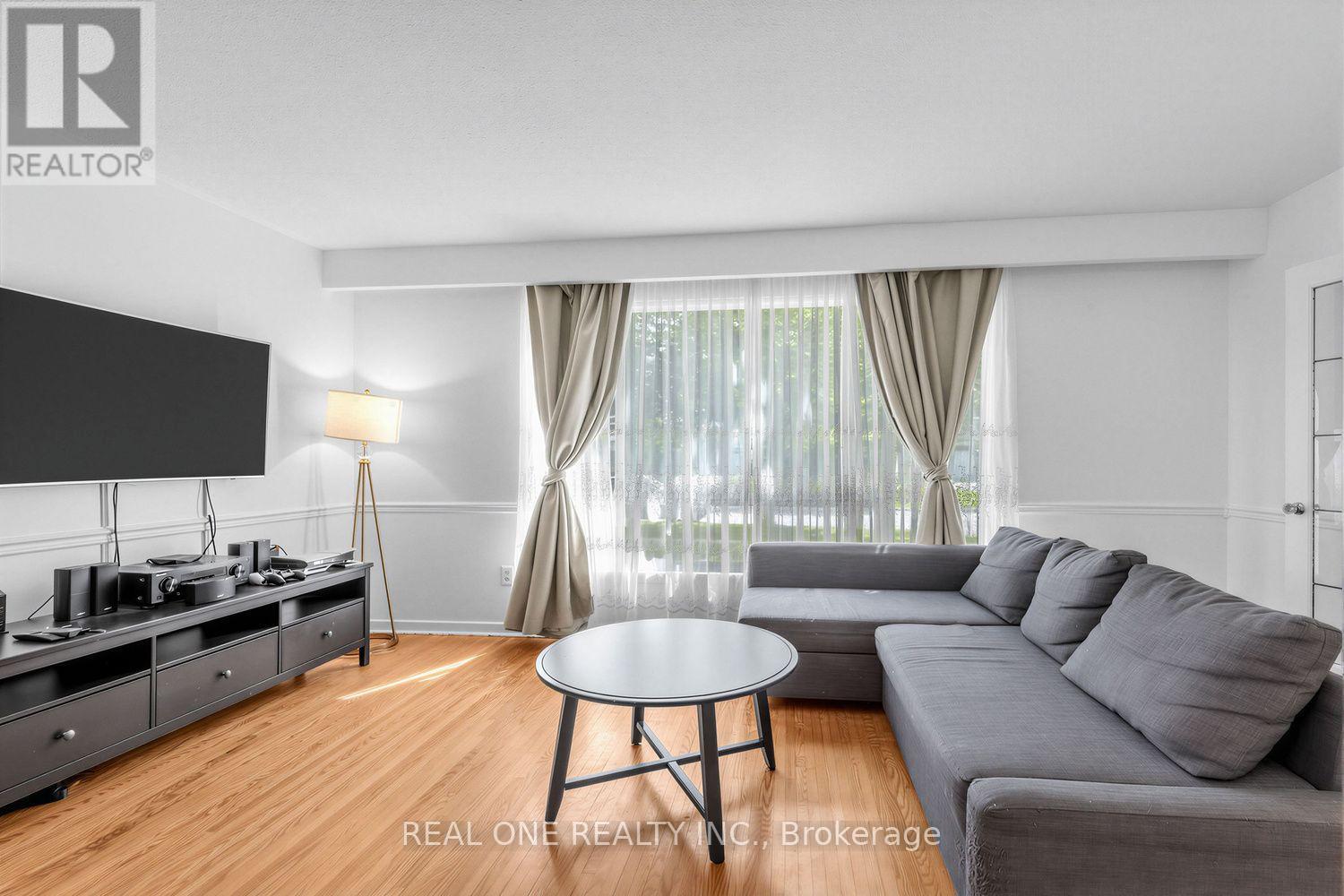10 DEVINS DRIVE, Aurora, Ontario