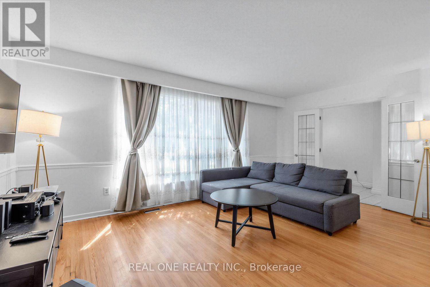 10 Devins Drive, Aurora, Ontario  L4G 2Z1 - Photo 2 - N13700902