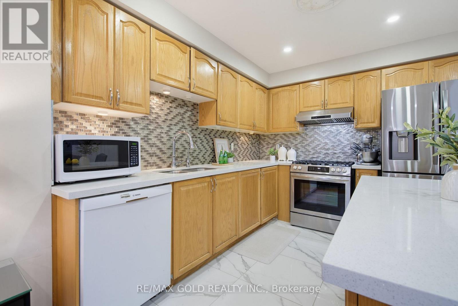 46 Sand Cherry Crescent, Brampton, Ontario L6R 3B1 - Photo 11 - W13698034