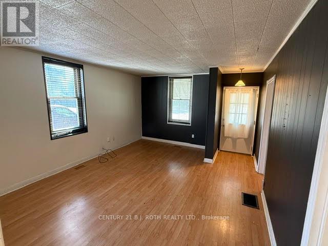 26 Caroline Street, Barrie (City Centre), Ontario  L4N 2S3 - Photo 2 - S13700878