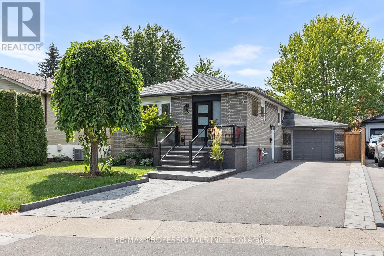 <div class="slider-price">$1,198,000</div><p>20 Hollister Road, Toronto, Ontario</p>