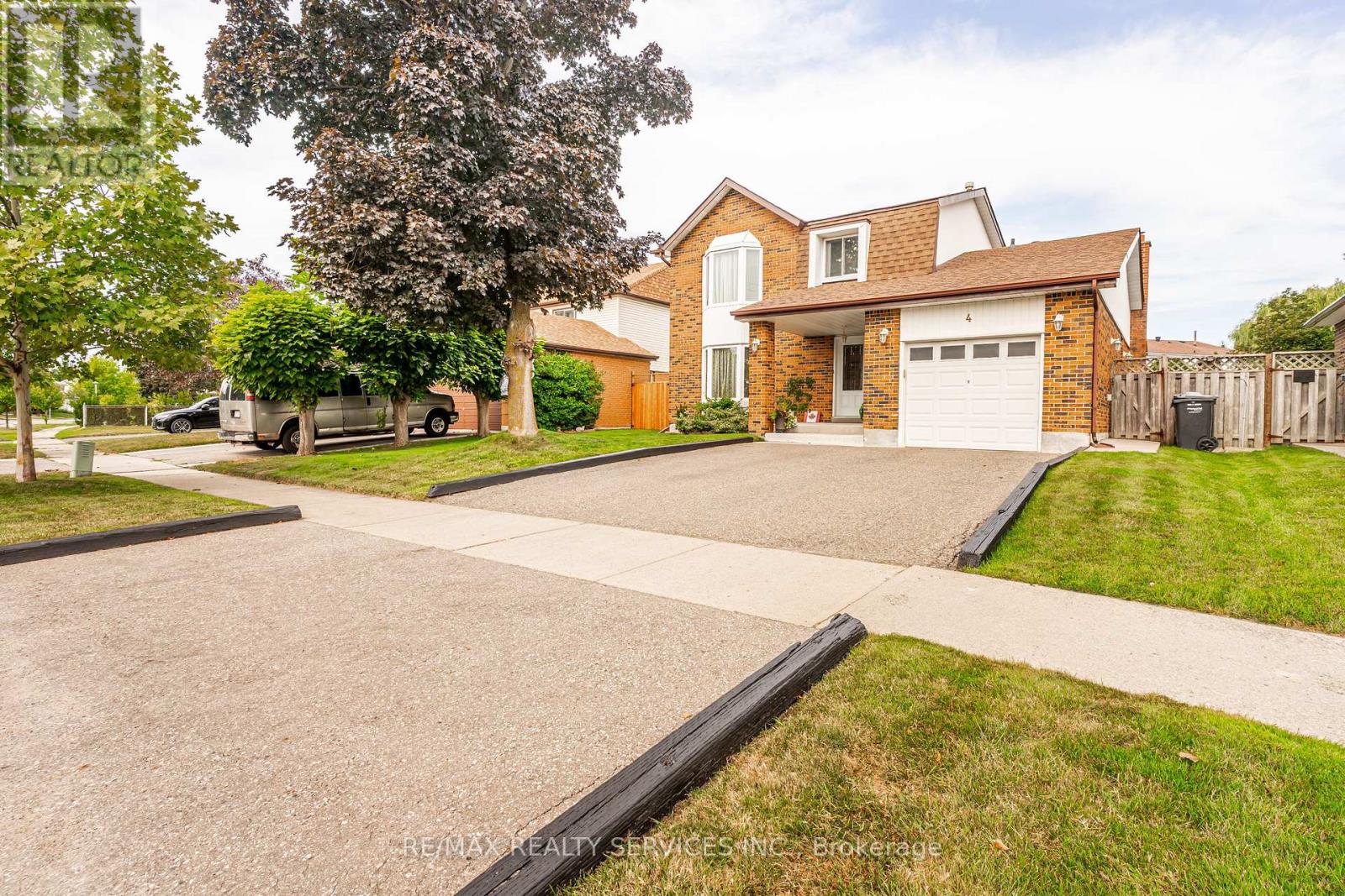 4 MARKHAM STREET, Brampton, Ontario