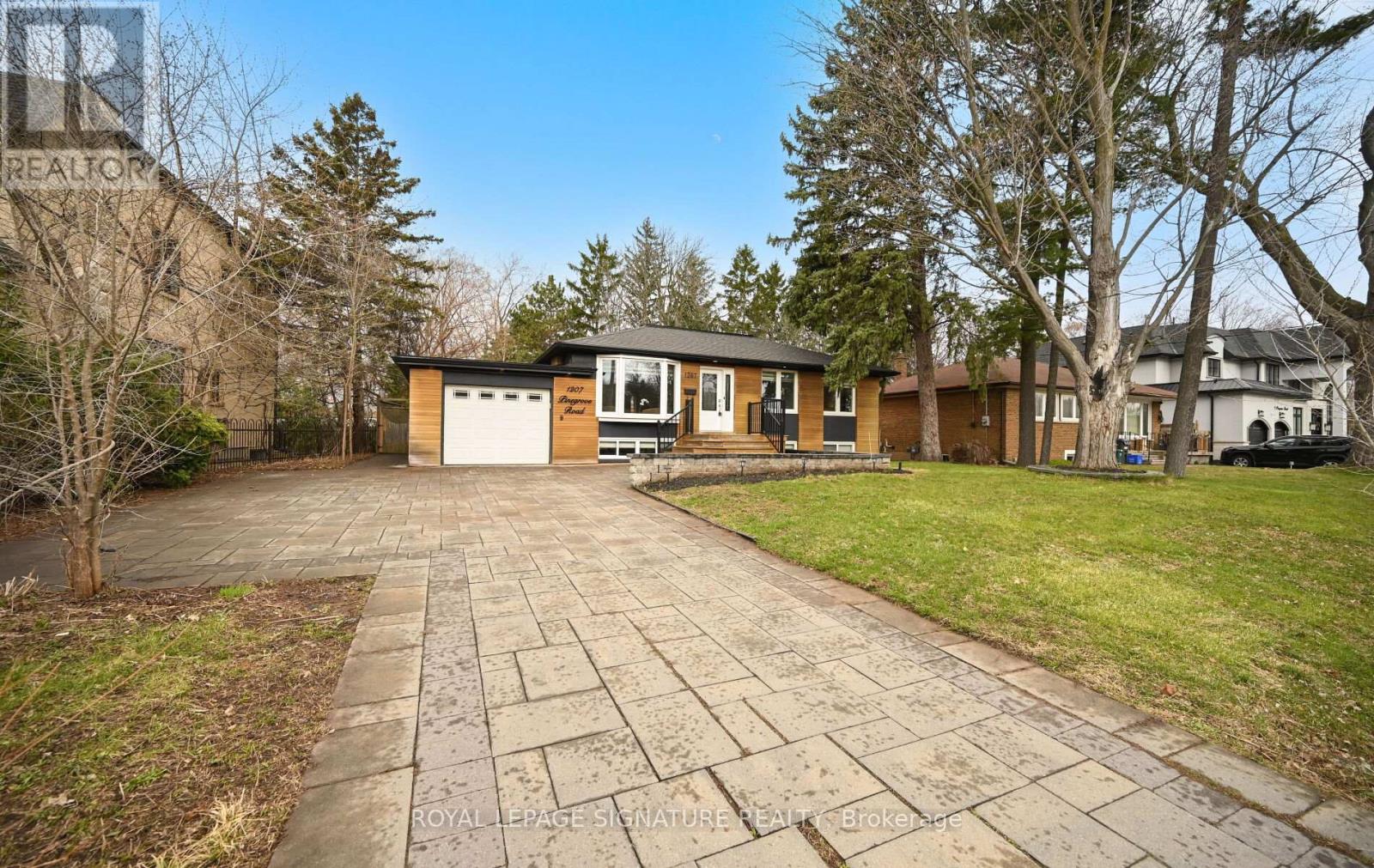 1207 Pinegrove Road, Oakville, Ontario  L6L 2W8 - Photo 2 - W13700962
