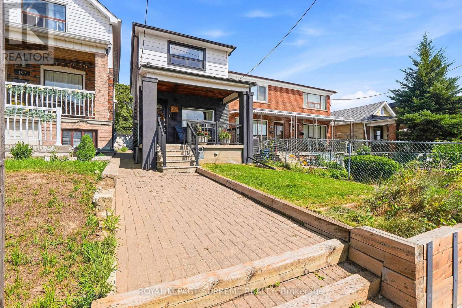 <div class="slider-price">$999,900</div><p>395 Mcroberts Avenue, Toronto, Ontario</p>