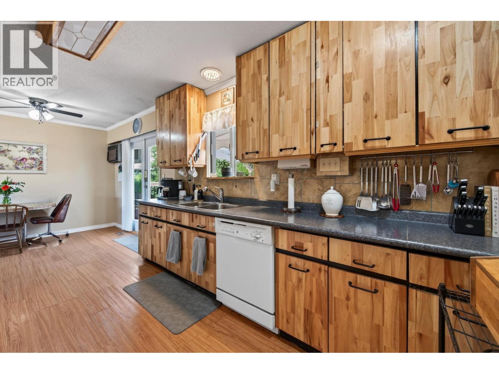 686 Sicamore Drive, Kamloops, British Columbia  V2B 6R5 - Photo 4 - 10398002