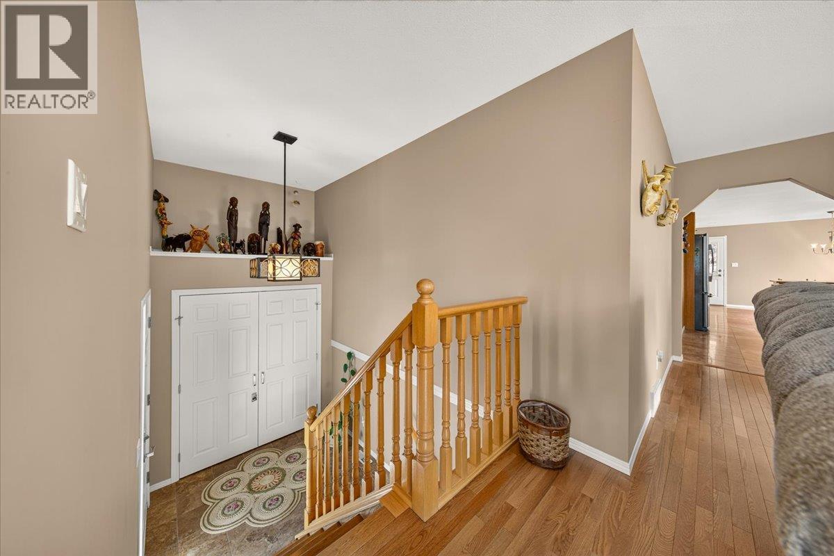 20b Wolf Crescent, Windermere, British Columbia  V0A 1K2 - Photo 3 - 10398446