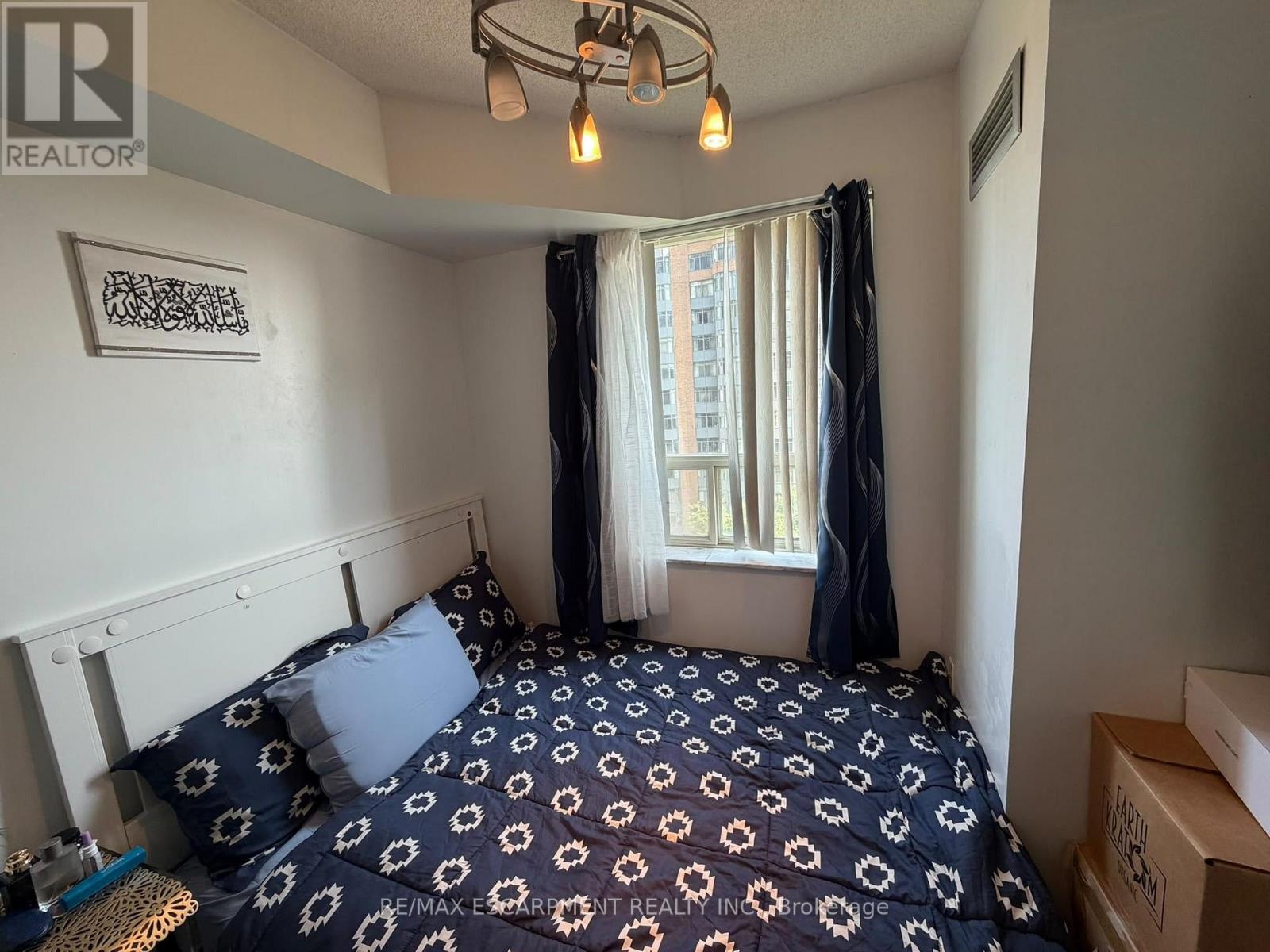 802 - 325 Webb Drive, Mississauga, Ontario  L5B 3Z9 - Photo 12 - W13700832