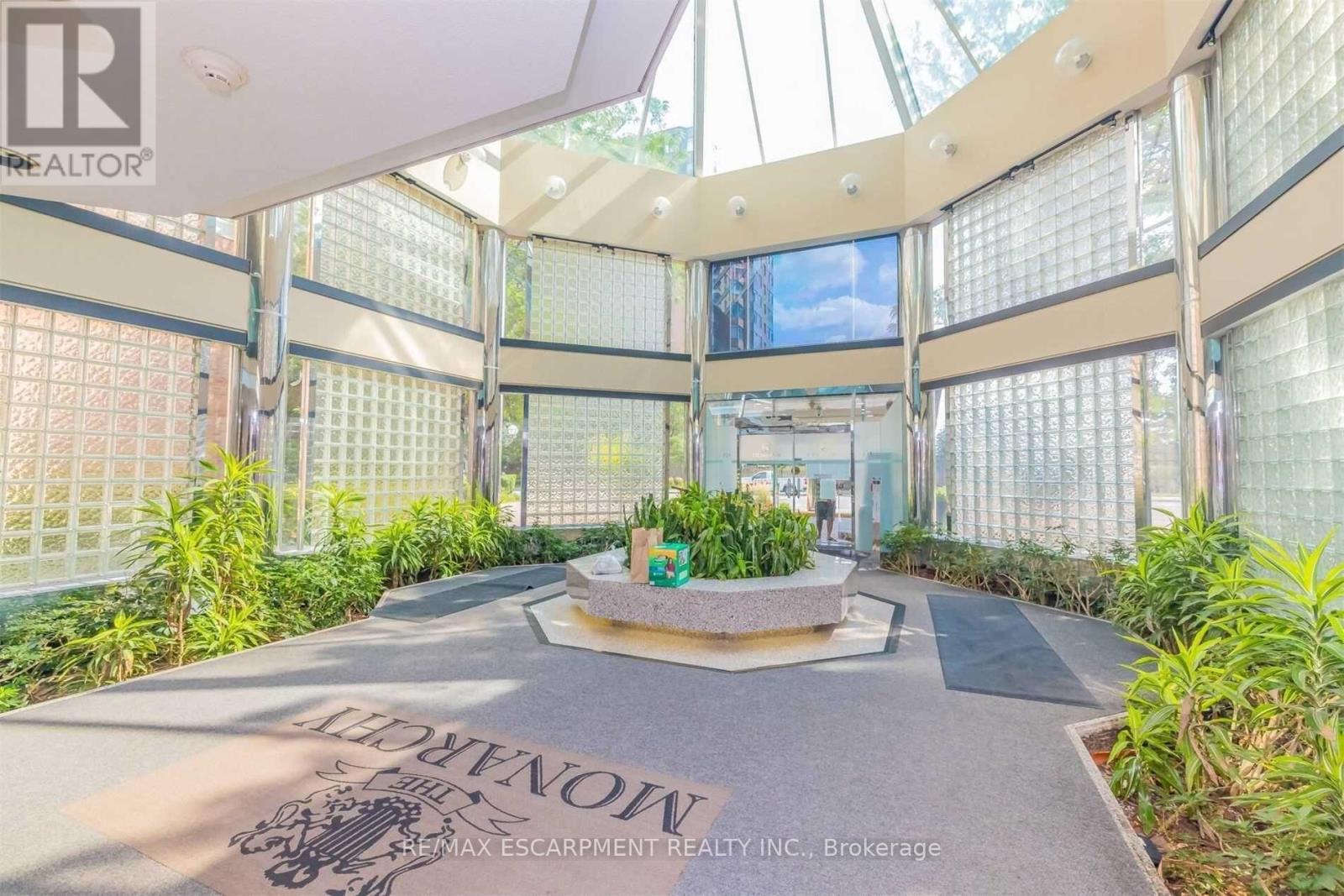 802 - 325 Webb Drive, Mississauga, Ontario  L5B 3Z9 - Photo 2 - W13700832
