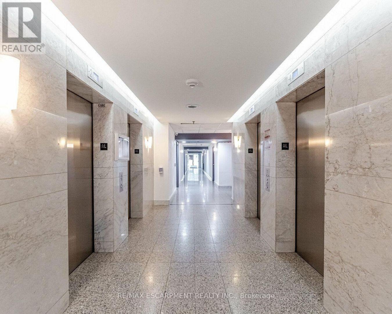 802 - 325 Webb Drive, Mississauga, Ontario  L5B 3Z9 - Photo 3 - W13700832