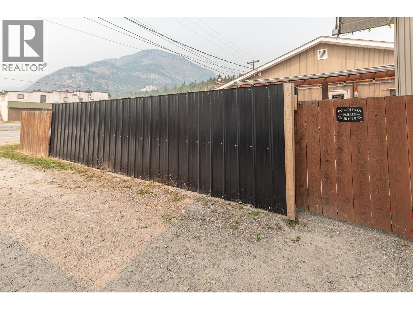 8909 Grainger Road, Canal Flats, British Columbia  V0B 1B0 - Photo 4 - 10397280