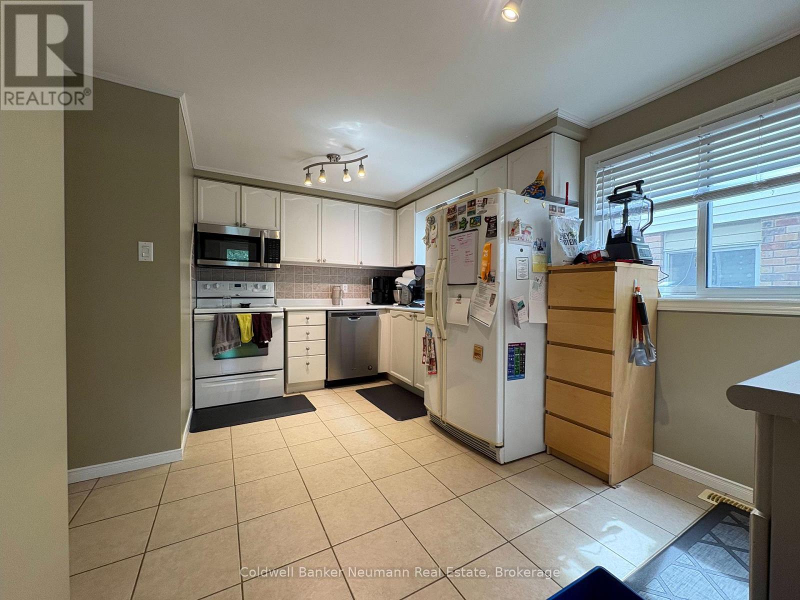 Upper - 120 Moss Place, Guelph, Ontario  N1G 4V4 - Photo 3 - X13701112