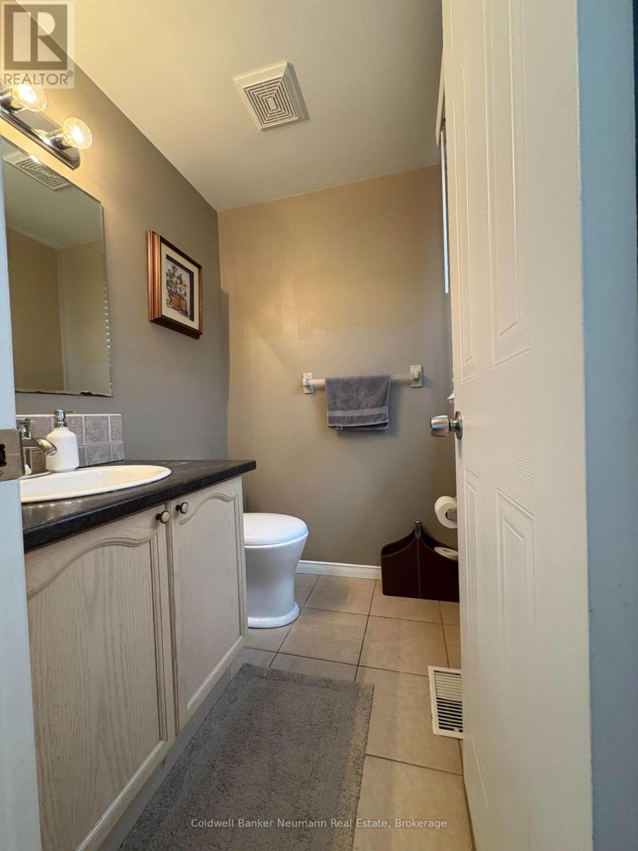 Upper - 120 Moss Place, Guelph, Ontario  N1G 4V4 - Photo 7 - X13701112