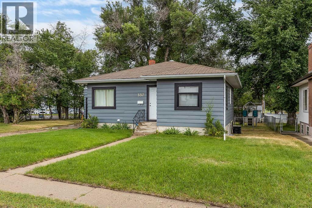 337 4 Street SW, Medicine Hat, Alberta  T1A 4E7 - Photo 3 - A2336688