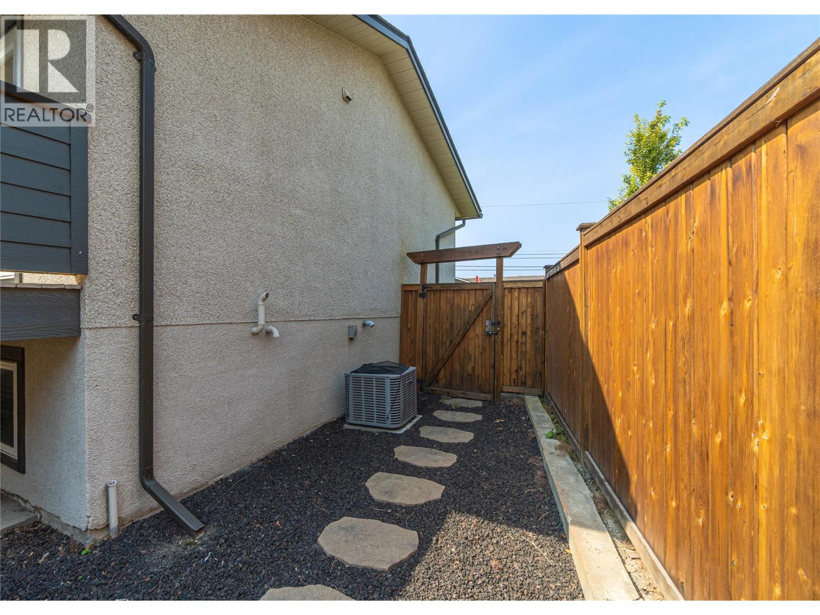 667 Cambridge Crescent, Kamloops, British Columbia  V2B 5B7 - Photo 36 - 10398022
