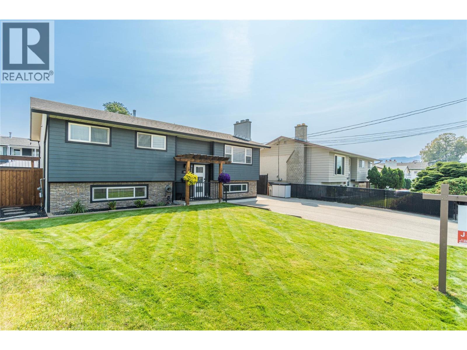 667 Cambridge Crescent, Kamloops, British Columbia  V2B 5B7 - Photo 3 - 10398022