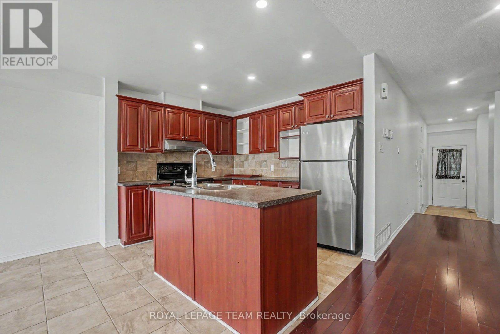 13 Stoneleigh Street, Ottawa, Ontario  K2G 7A2 - Photo 12 - X13701168
