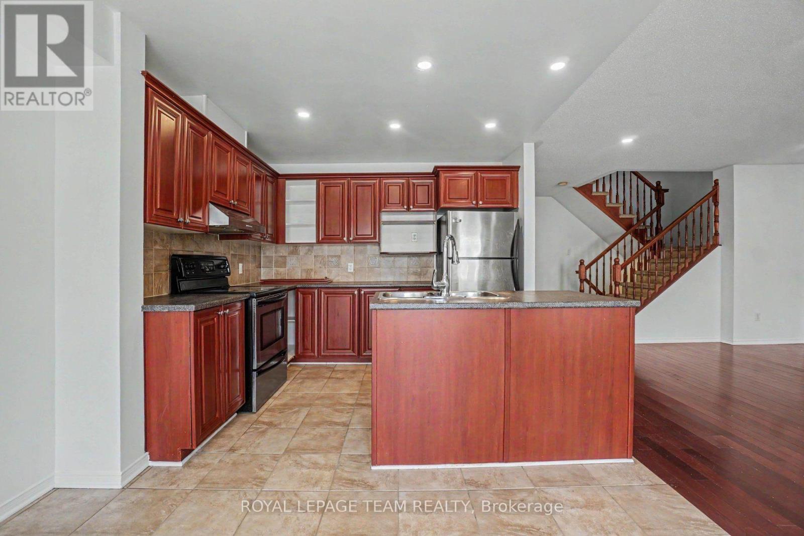 13 Stoneleigh Street, Ottawa, Ontario  K2G 7A2 - Photo 13 - X13701168