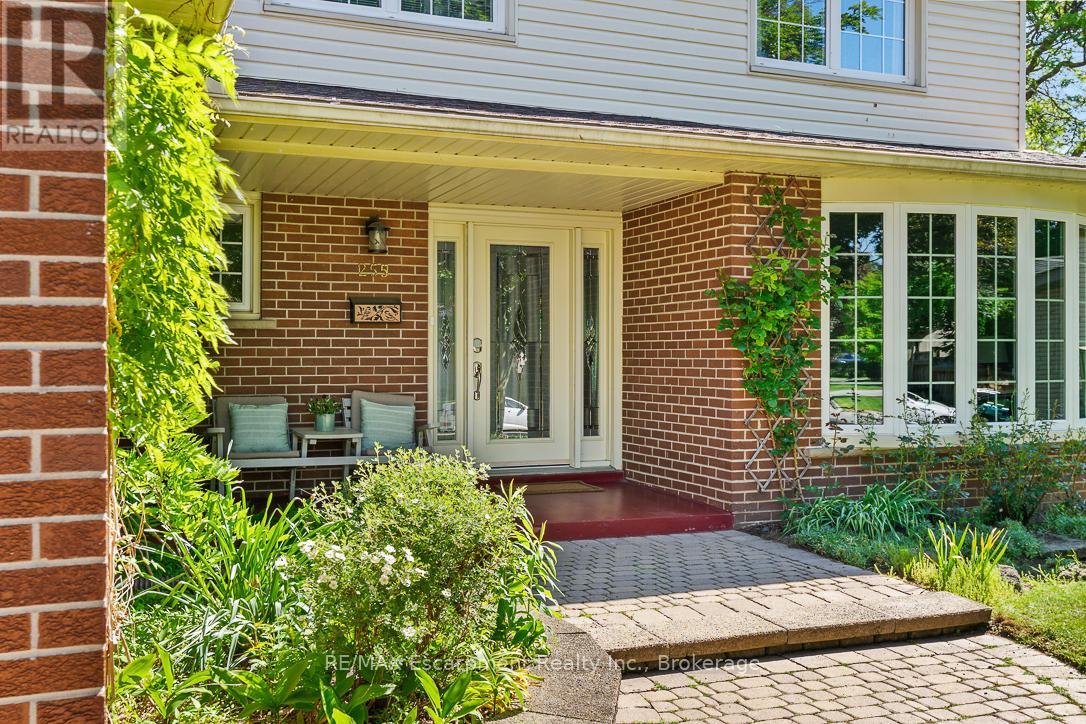 255 Spring Garden Road, Oakville, Ontario  L6L 5H5 - Photo 4 - W13701286