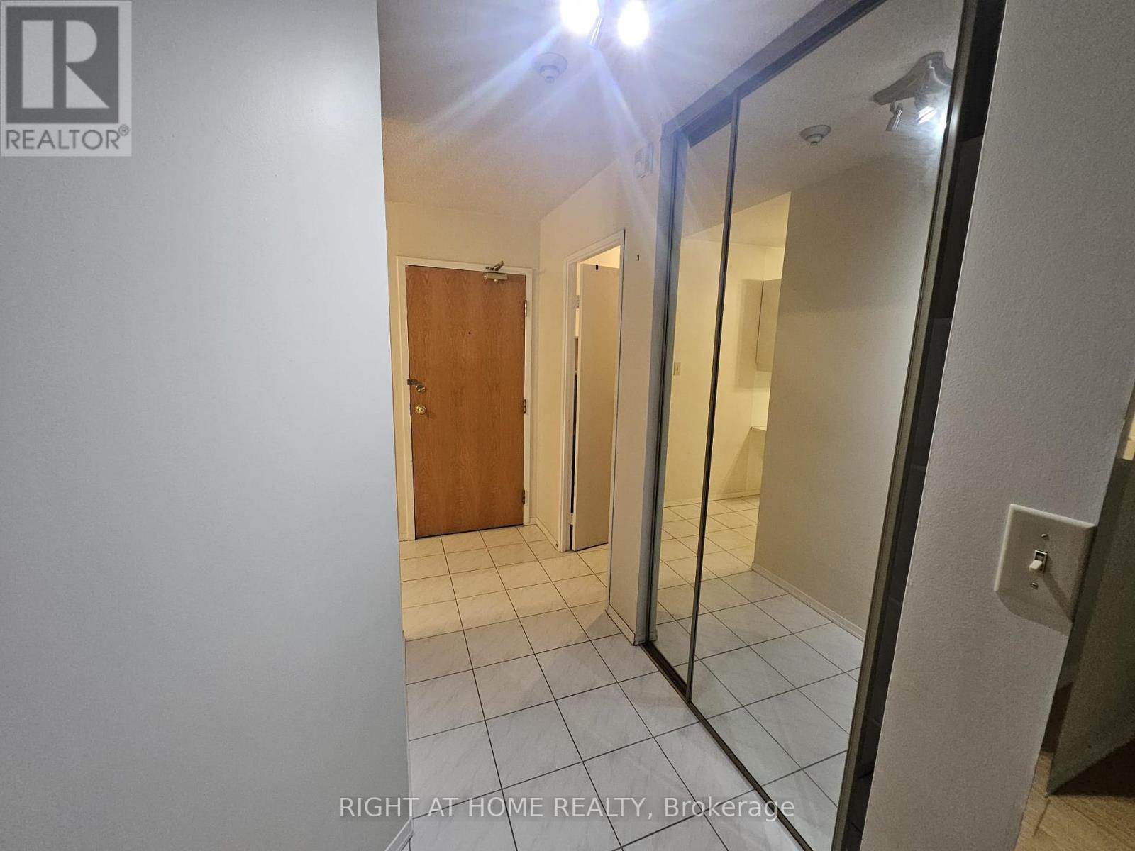 111 - 326 MAJOR MACKENZIE DRIVE E