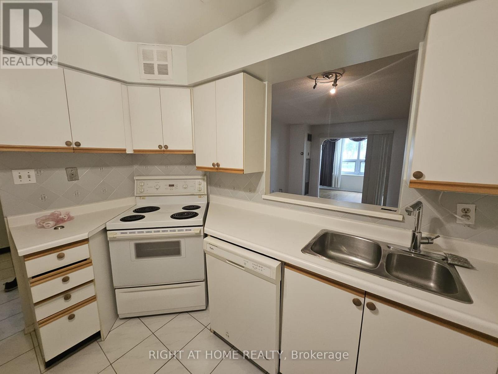 111 - 326 Major Mackenzie Drive E, Richmond Hill, Ontario  L4C 8T4 - Photo 6 - N13701136