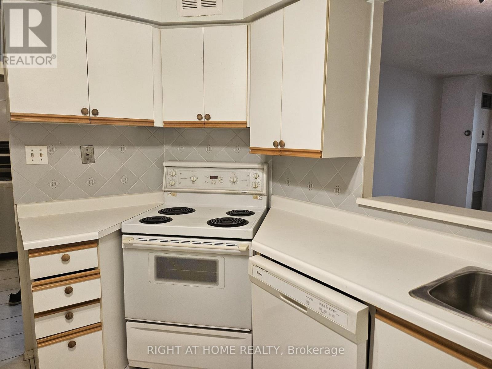 111 - 326 Major Mackenzie Drive E, Richmond Hill, Ontario  L4C 8T4 - Photo 8 - N13701136