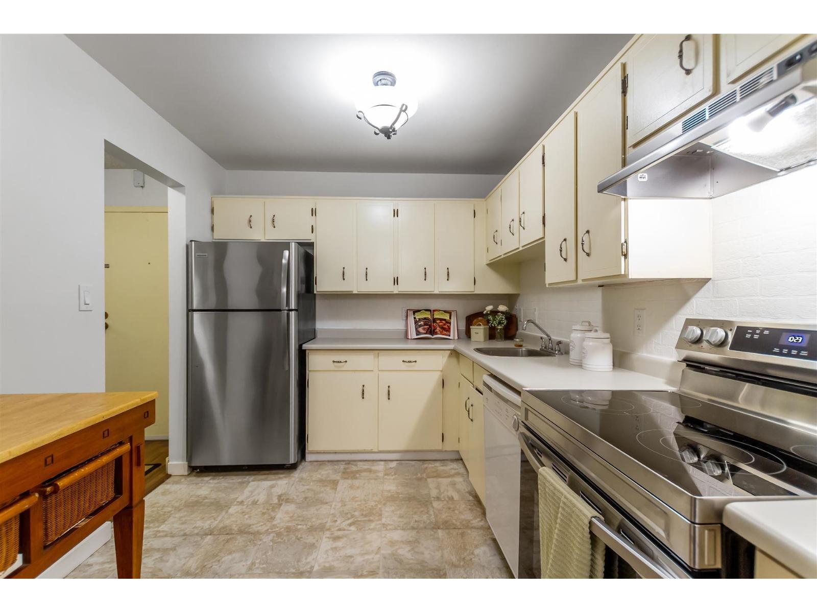 108 1561 Vidal Street, White Rock, British Columbia  V4B 5A7 - Photo 3 - R3157864