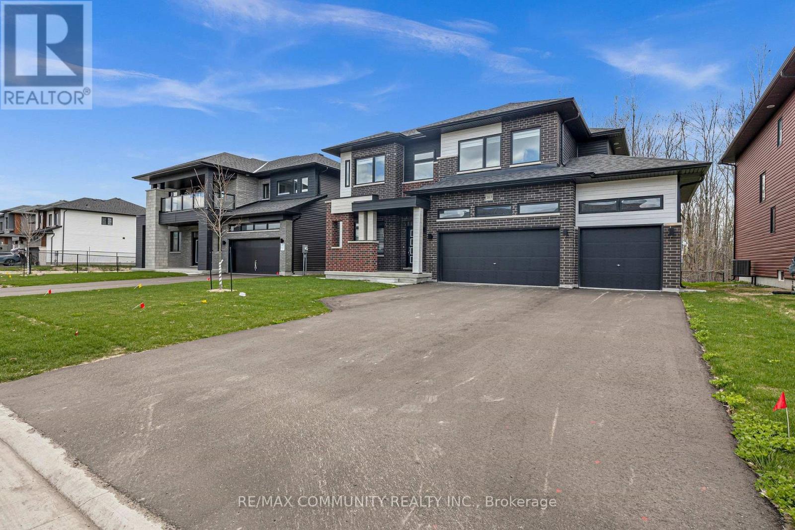 3169 Searidge Street, Severn, Ontario L3V 0Y4 - Photo 2 - S13701268