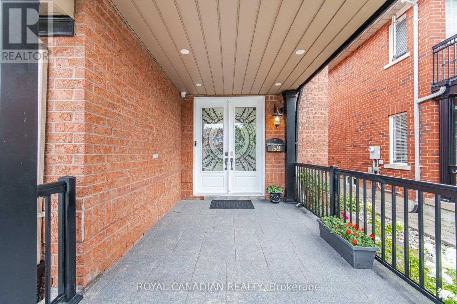88 Olde Town Road, Brampton, Ontario  L6X 4X9 - Photo 3 - W13701204