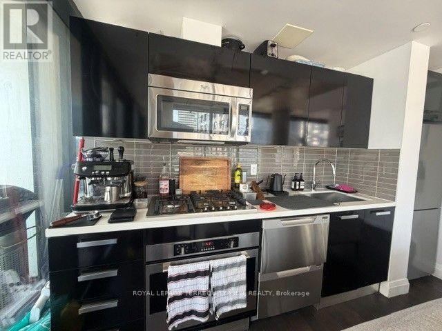 1001 - 224 King Street W, Toronto, Ontario  M5H 0A6 - Photo 10 - C13701290