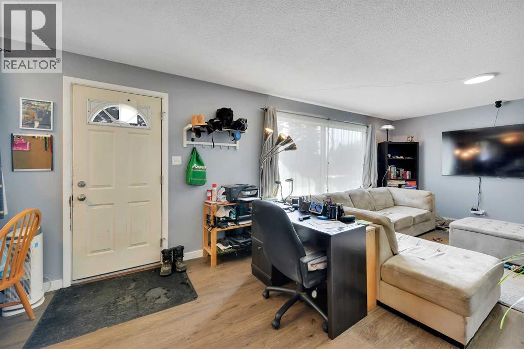 1 Forest Close, Red Deer, Alberta  T4N 4Z7 - Photo 2 - A2338842