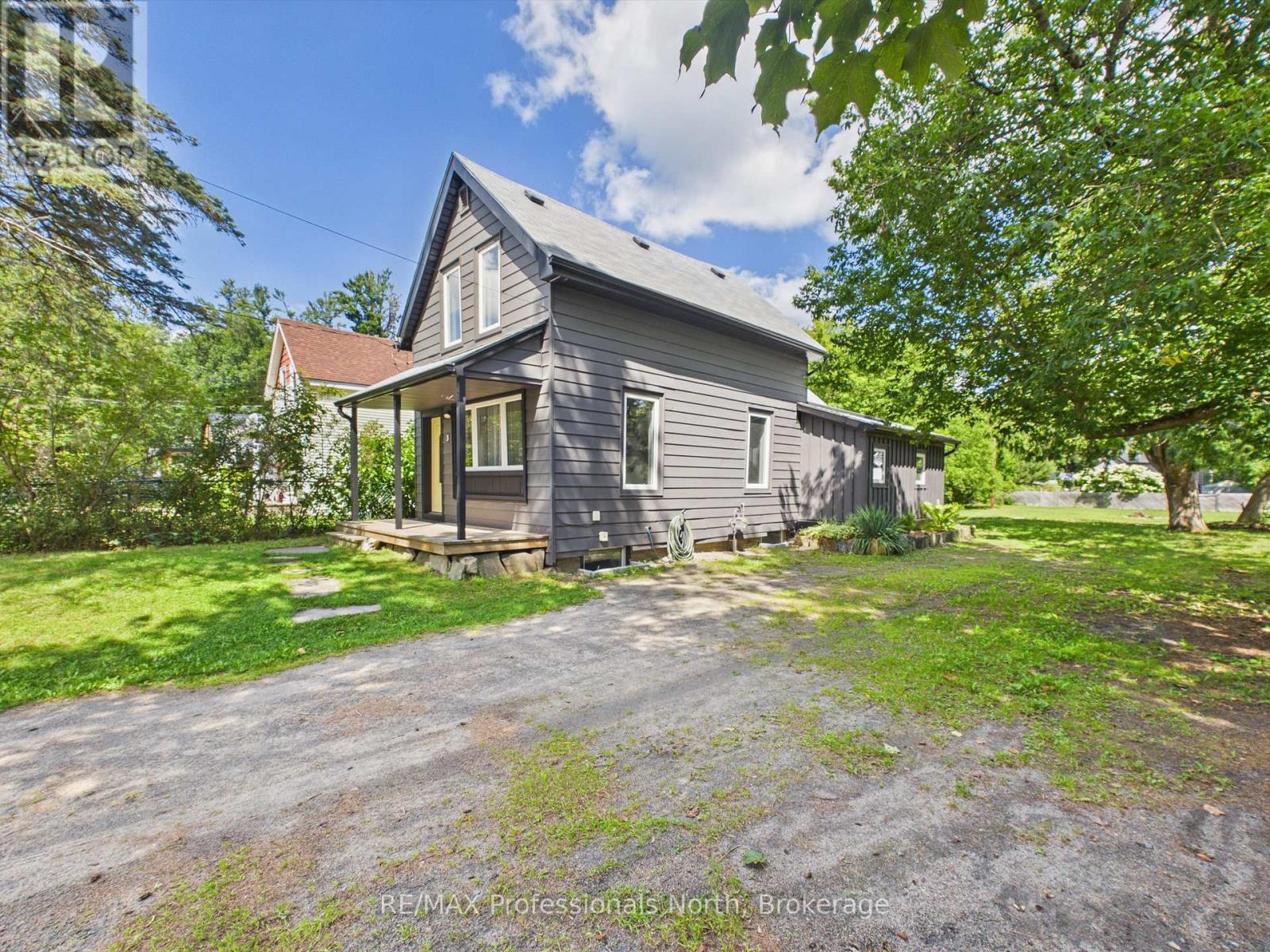3 Spadina Avenue, Bracebridge, Ontario  P1L 1C7 - Photo 2 - X13701356