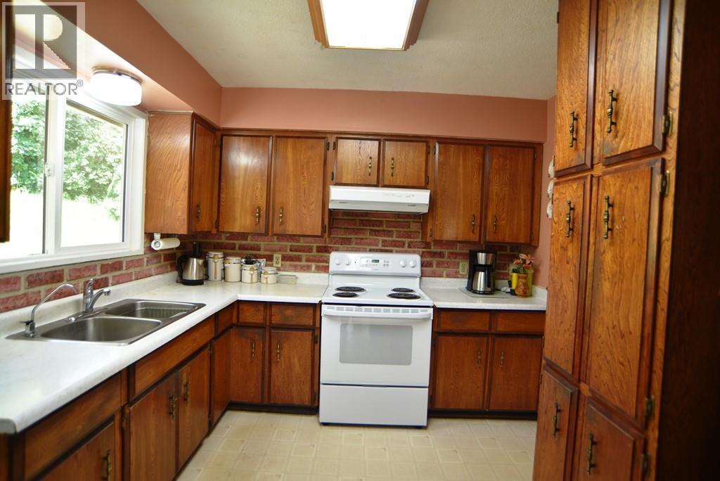 1765 3b Highway, Fruitvale, British Columbia  V0G 1L0 - Photo 18 - 10389409