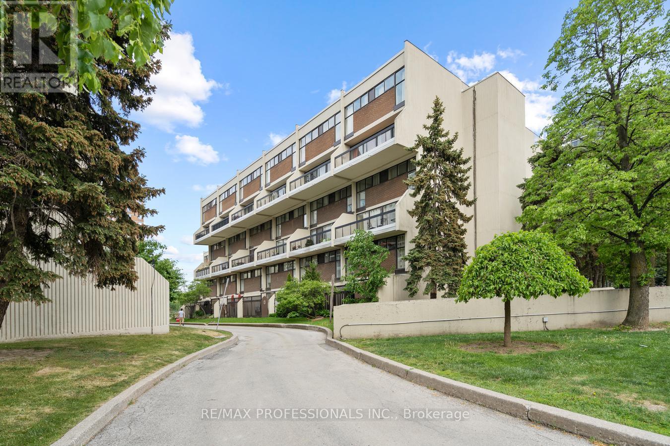 339 - 2 Valhalla Inn Road, Toronto, Ontario  M9B 6C3 - Photo 2 - W13603408