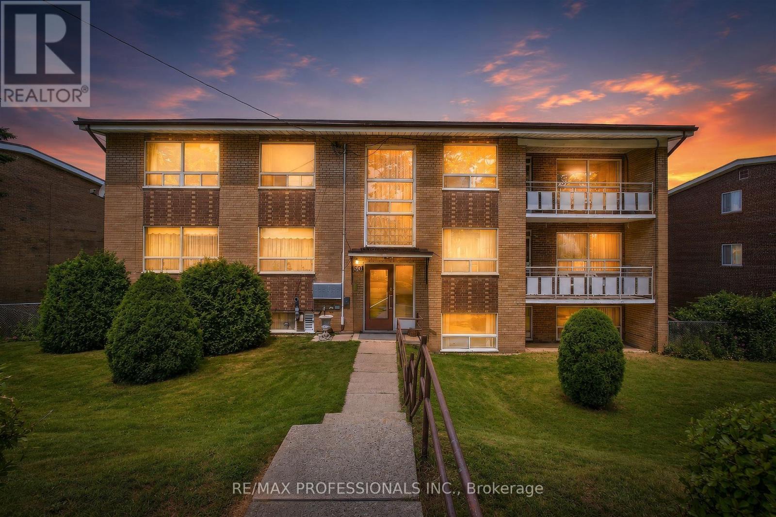 50 Waniska Avenue, Toronto, Ontario  M8Y 1P9 - Photo 3 - W13624576