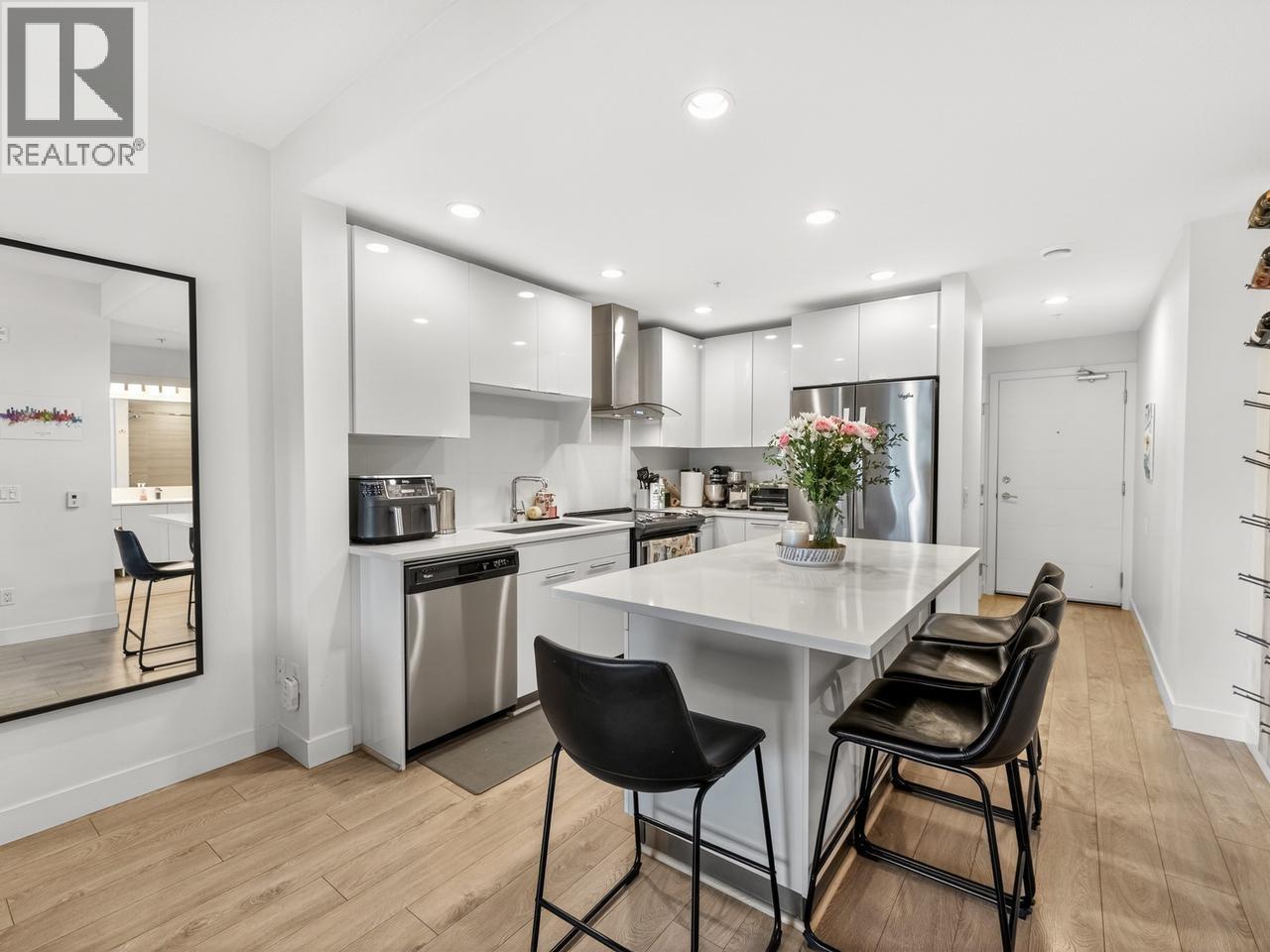 423 723 W 3RD STREET, North Vancouver, British Columbia