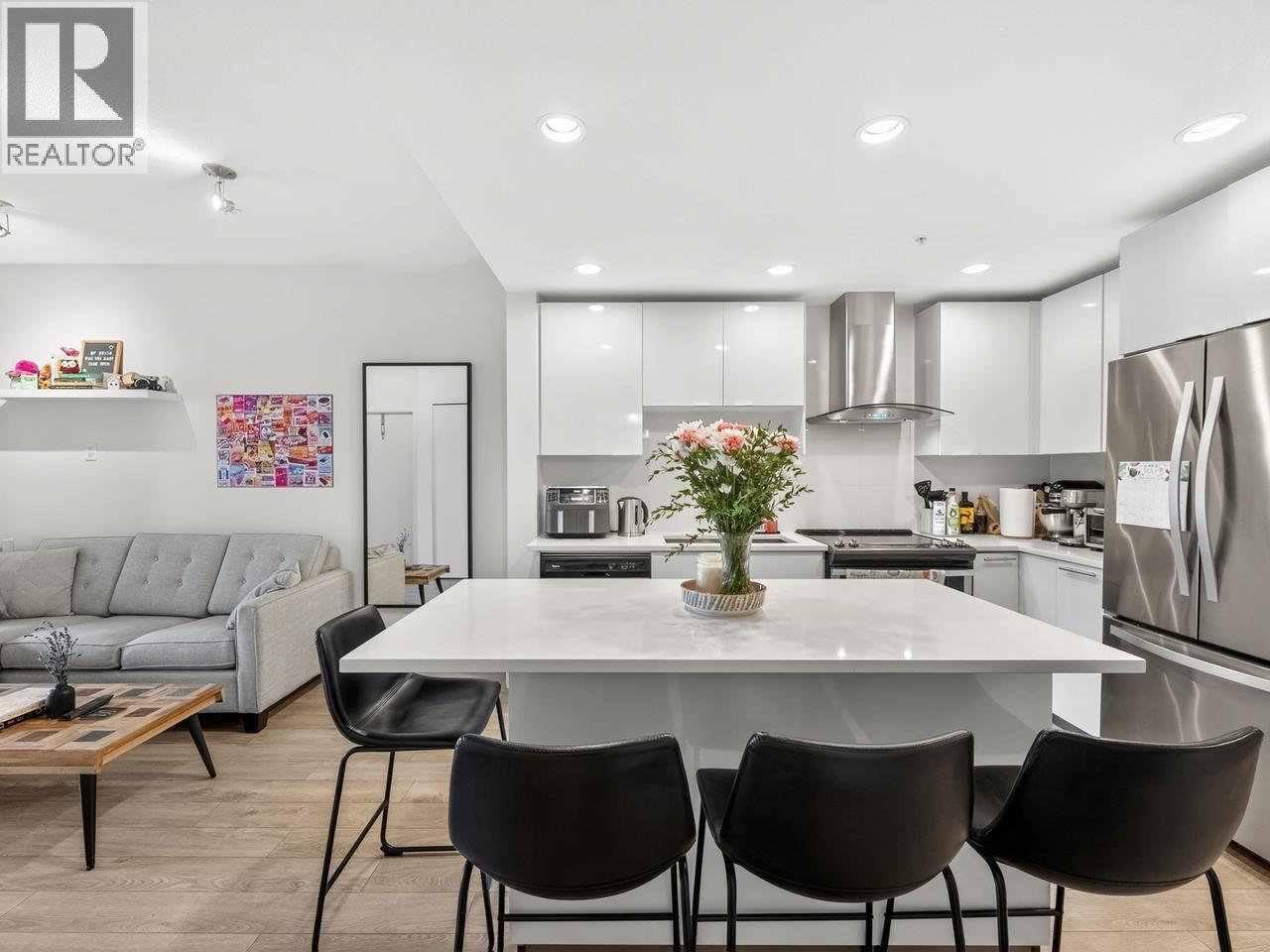 423 723 W 3rd Street, North Vancouver, British Columbia V7M 0E4 - Photo 2 - R3157859