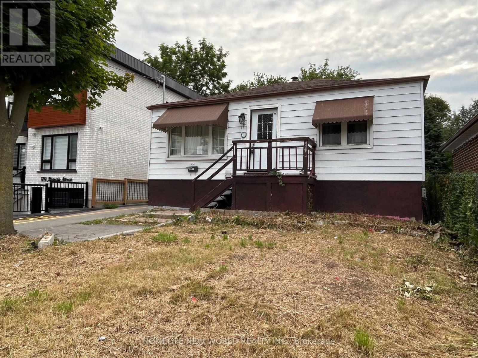 <div class="slider-price">$792,000</div><p>177 Magnolia Avenue, Toronto, Ontario</p>