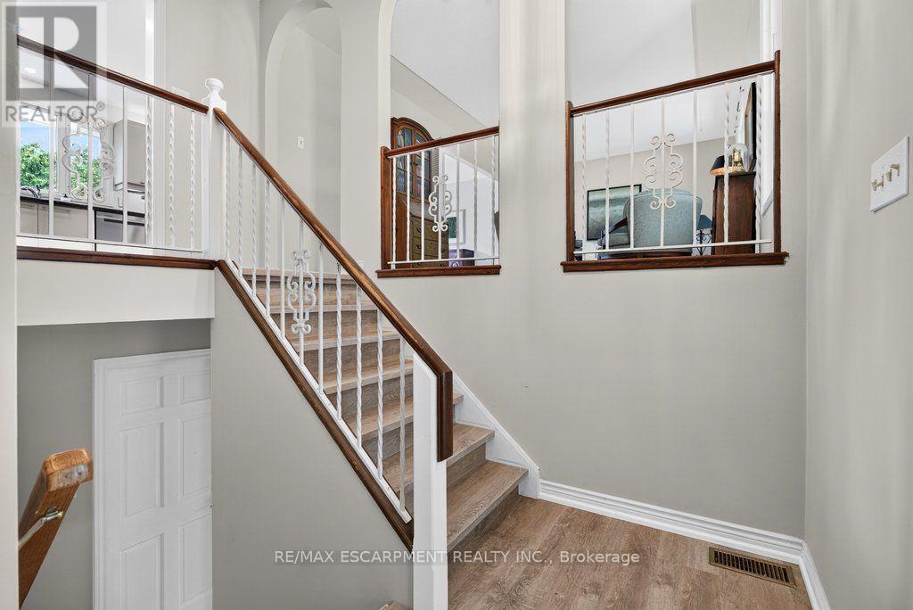 2148 Kerns Road, Burlington, Ontario  L7P 2W3 - Photo 5 - W13701434