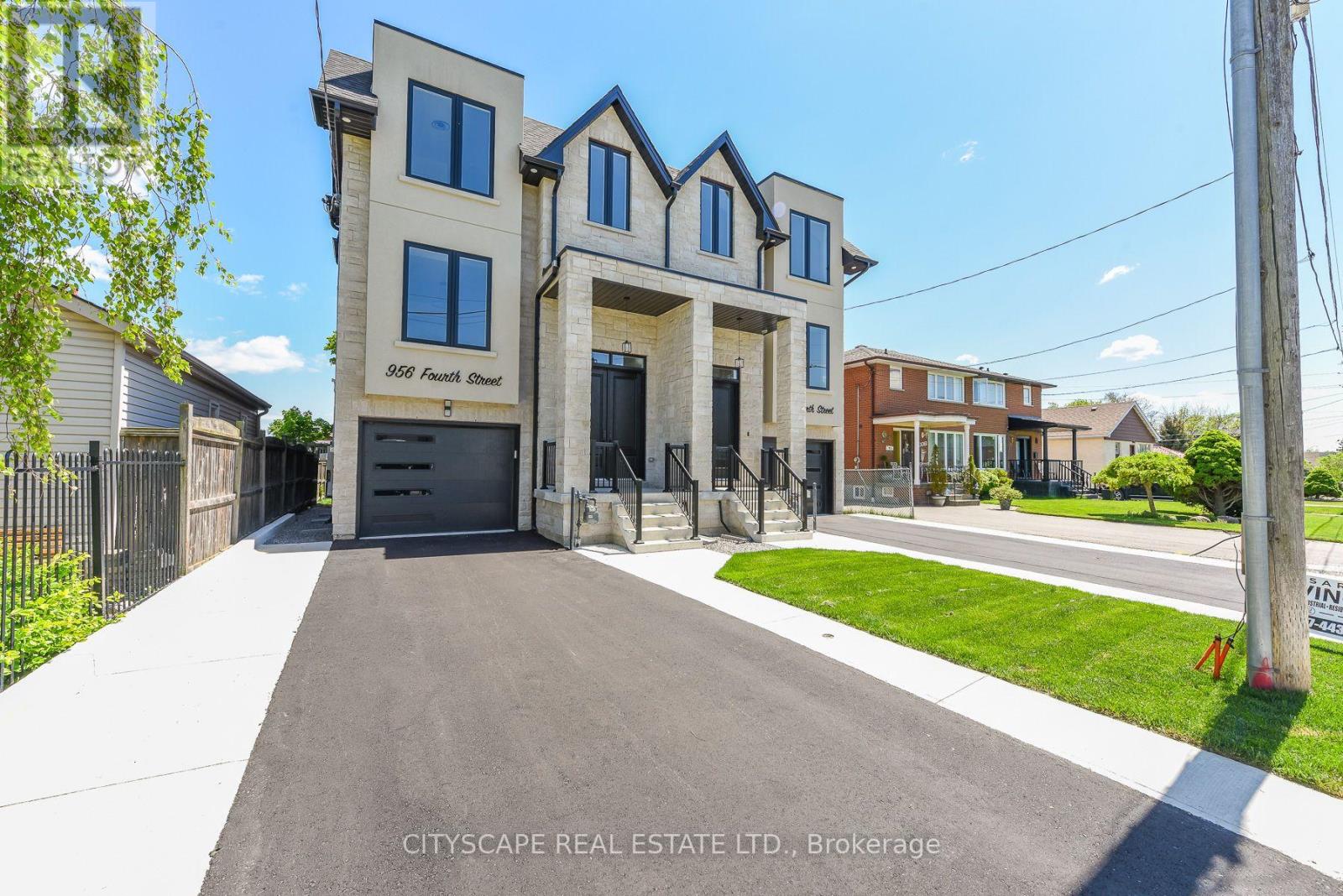954 Fourth Street, Mississauga, Ontario  L5E 1J9 - Photo 1 - W13701440